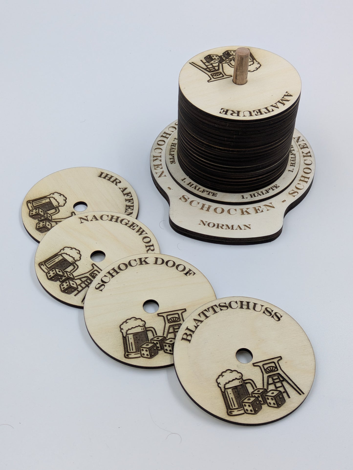 Personalisiertes Schockbesteck aus Holz – 25 oder 13 Gravierte Deckel & Halterung | Trinkspiel | Knobeln | Schocken | Partyzubehör