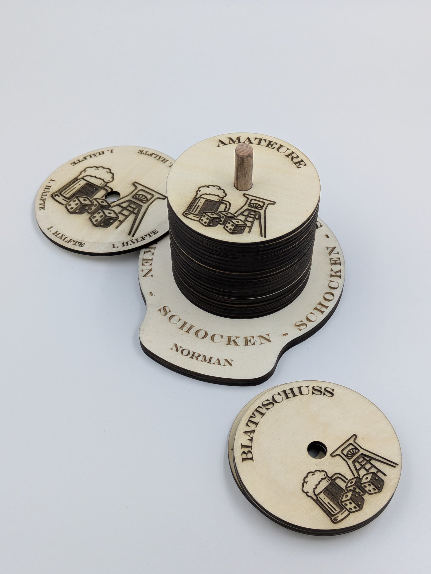 Personalisiertes Schockbesteck aus Holz – 25 oder 13 Gravierte Deckel & Halterung | Trinkspiel | Knobeln | Schocken | Partyzubehör