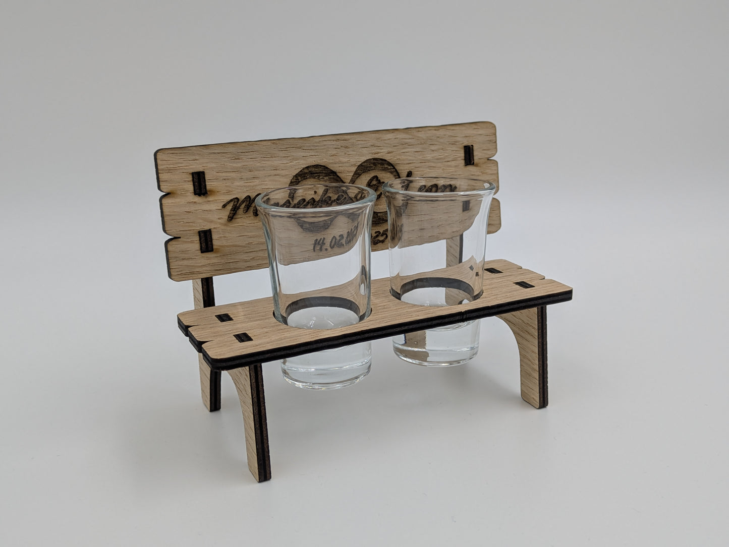 Personalisierter Schnapsglashalter aus Holz / Eiche – Mini-Bank mit Gravur – Geschenk zur Hochzeit, für Paare oder Jubiläum
