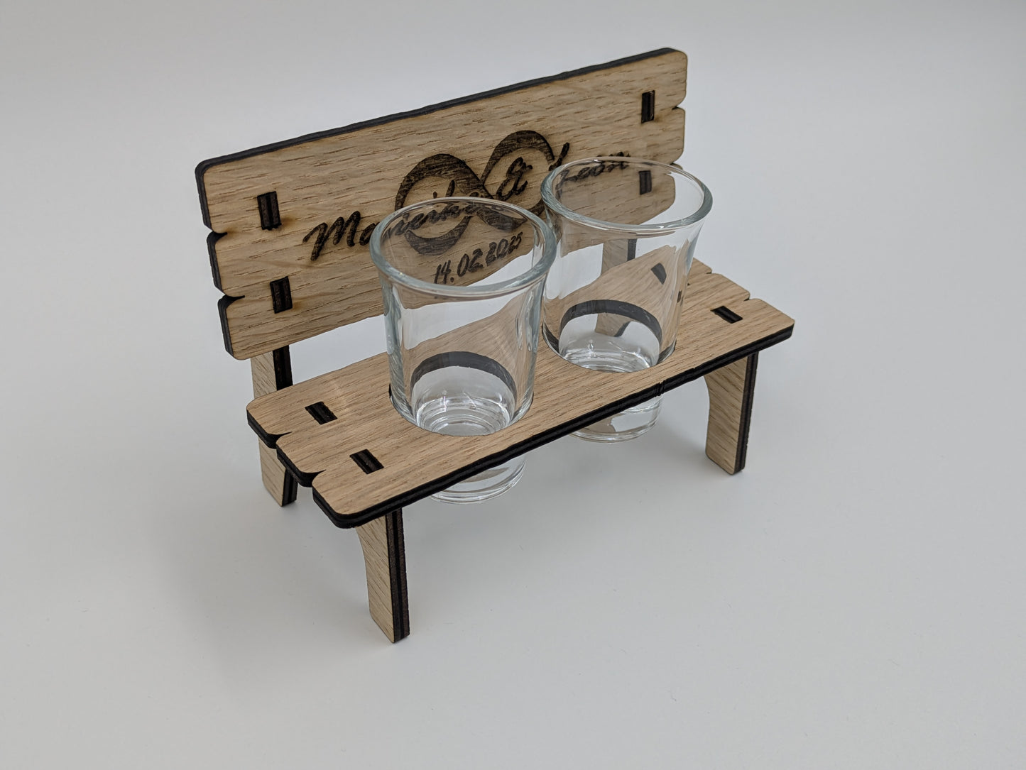 Personalisierter Schnapsglashalter aus Holz / Eiche – Mini-Bank mit Gravur – Geschenk zur Hochzeit, für Paare oder Jubiläum