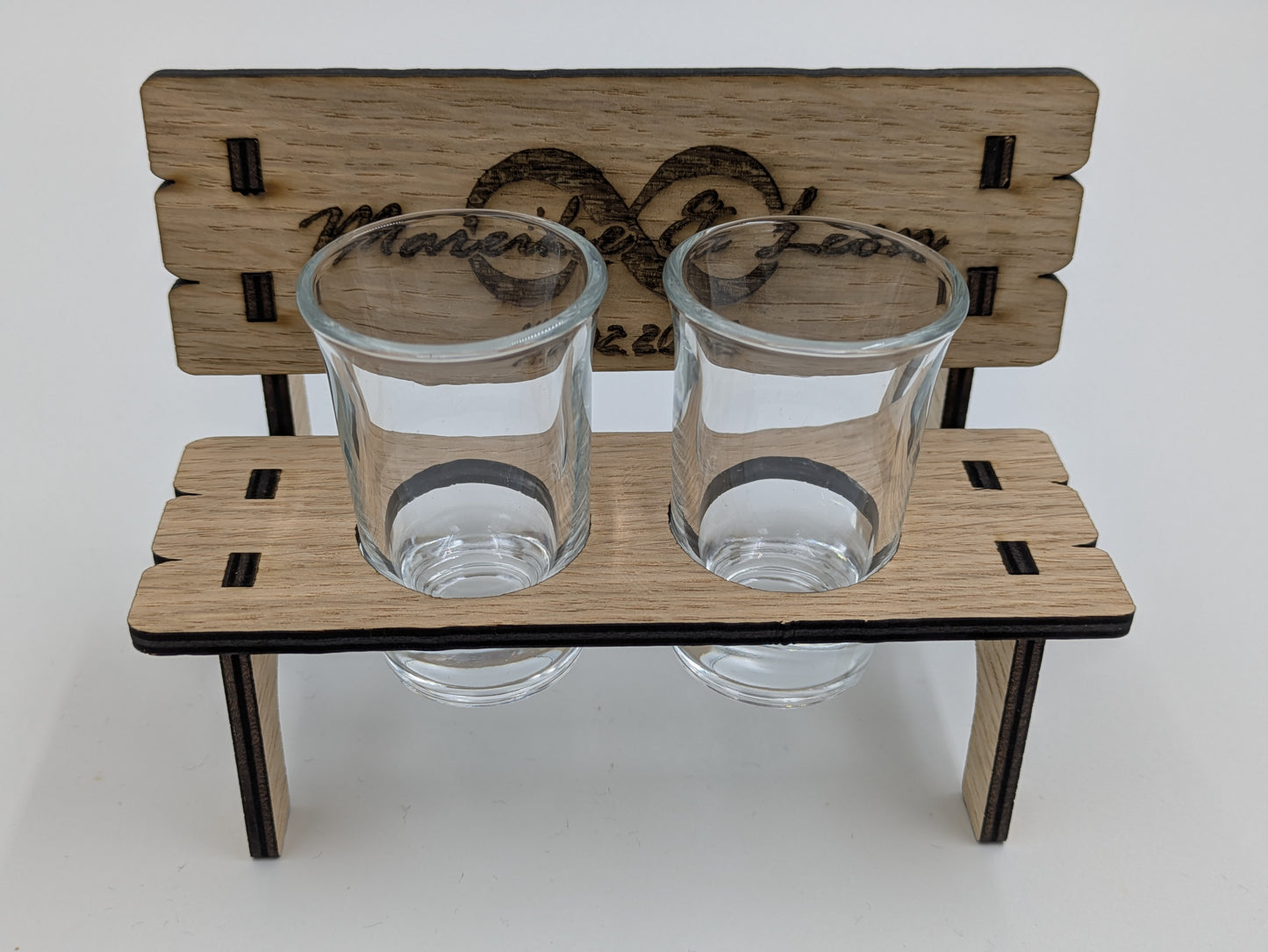 Personalisierter Schnapsglashalter aus Holz / Eiche – Mini-Bank mit Gravur – Geschenk zur Hochzeit, für Paare oder Jubiläum
