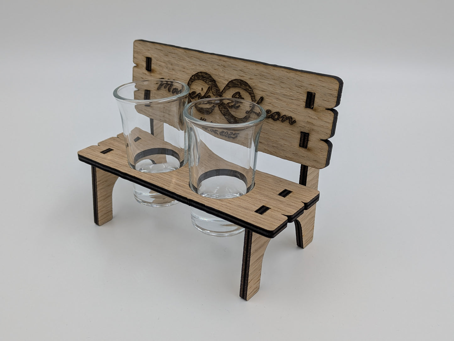 Personalisierter Schnapsglashalter aus Holz / Eiche – Mini-Bank mit Gravur – Geschenk zur Hochzeit, für Paare oder Jubiläum
